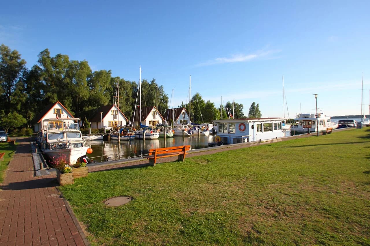 Boote und Hafengebäude im Rankwitzer Hafen