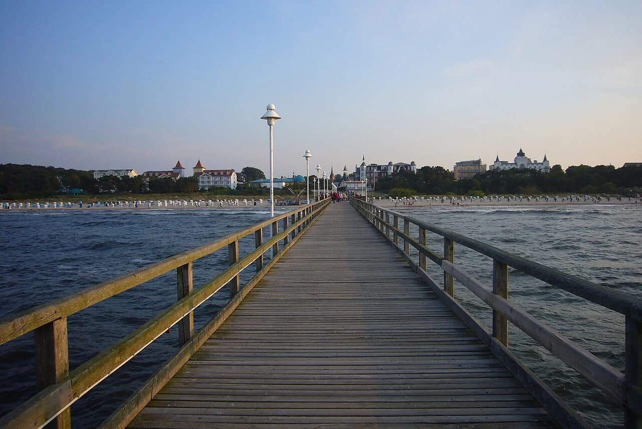 Blick von der Zinnowitzer Seebrücke Richtung Strand und Ort