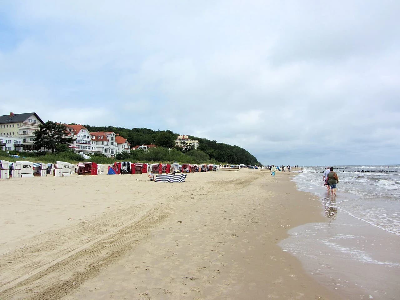 Sandstrand mit Strandkörben und Bädervillen in Bansin